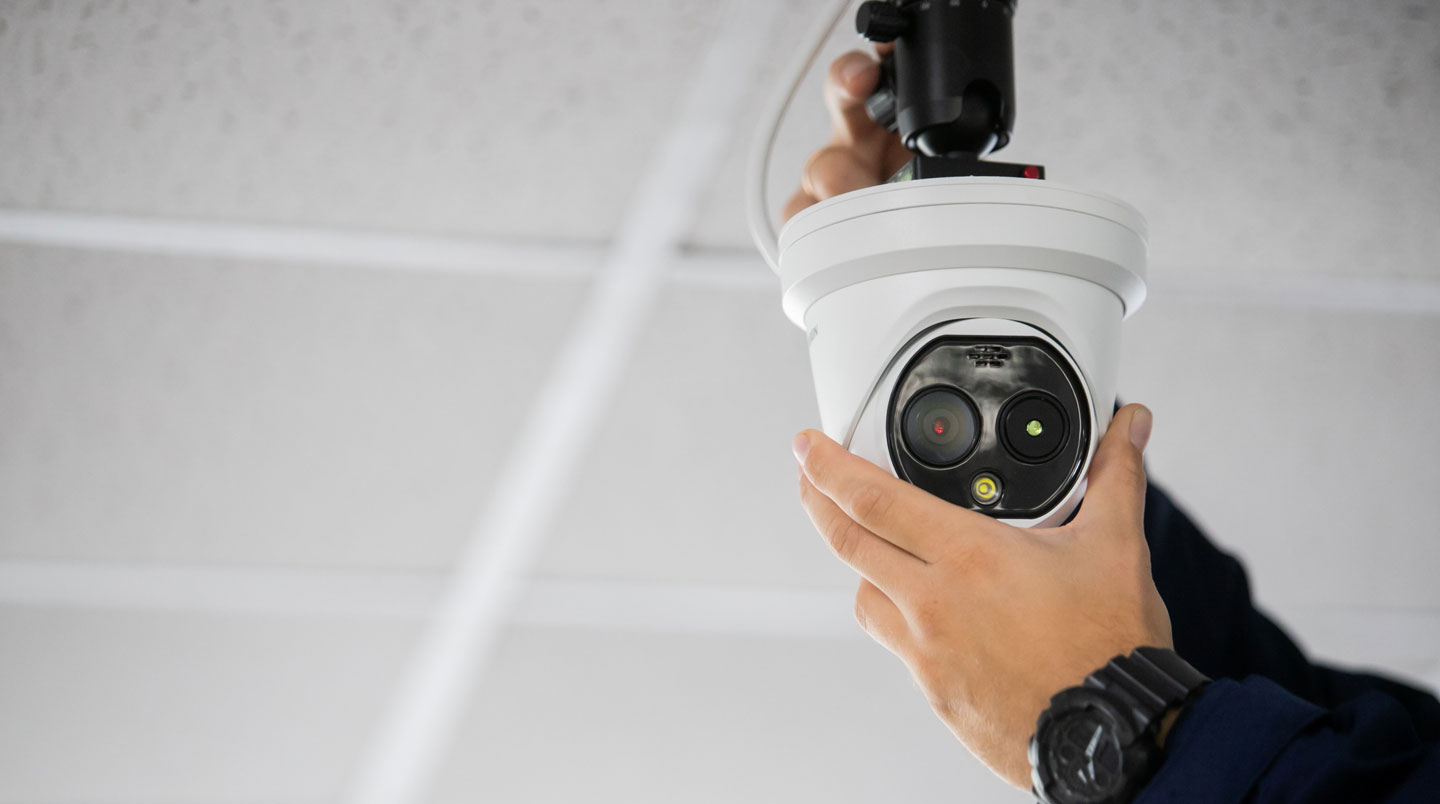 Chronologie en 5 étapes d'une installation d'alarme professionnelle, de J0 à J+7, avec icônes et durées pour chaque phase